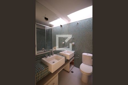 Casa à venda com 300m², 4 quartos e 4 vagasBanheiro 2