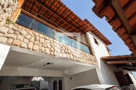Casa à venda com 250m², 4 quartos e 4 vagasFachada