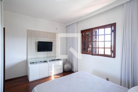 Casa à venda com 250m², 4 quartos e 4 vagasSuíte 1
