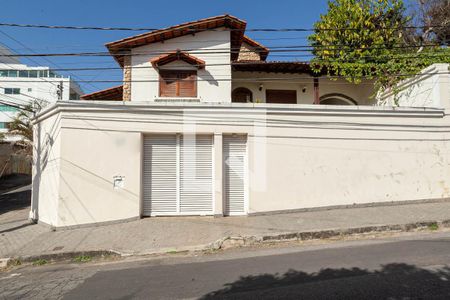 Casa à venda com 250m², 4 quartos e 4 vagasFachada