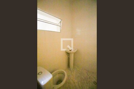 Casa à venda com 60m², 1 quarto e sem vaga Casa à venda com 60m², 1 quarto e sem vagaBanheiro