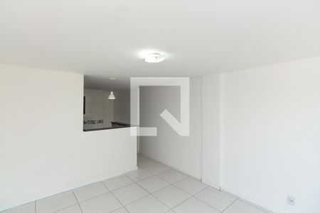 Sala e cozinha de apartamento para alugar com 2 quartos, 50m² em Vista Alegre, Rio de Janeiro