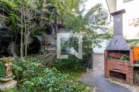 Casa à venda com 493m², 4 quartos e 3 vagas Casa à venda com 493m², 4 quartos e 3 vagasQuintal