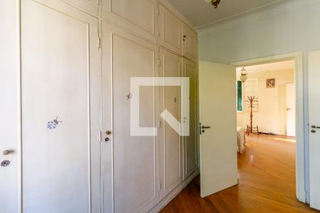 Casa à venda com 493m², 4 quartos e 3 vagas Casa à venda com 493m², 4 quartos e 3 vagasQuarto 4