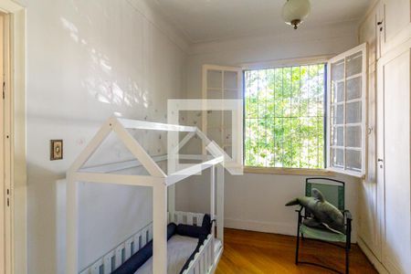 Casa à venda com 493m², 4 quartos e 3 vagas Casa à venda com 493m², 4 quartos e 3 vagasQuarto 4