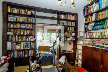 Casa à venda com 493m², 4 quartos e 3 vagas Casa à venda com 493m², 4 quartos e 3 vagasEscritório