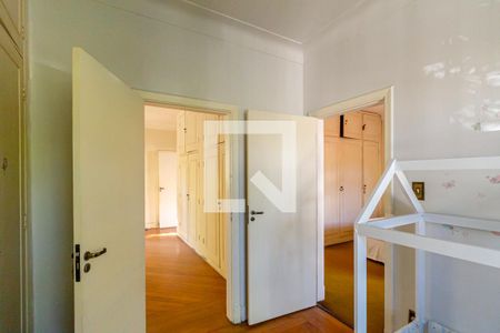 Casa à venda com 493m², 4 quartos e 3 vagas Casa à venda com 493m², 4 quartos e 3 vagasQuarto 4