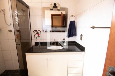 Casa à venda com 330m², 4 quartos e 4 vagasBanheiro da Suíte 2