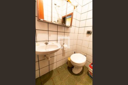 Casa à venda com 330m², 4 quartos e 4 vagasBanheiro de Serviço