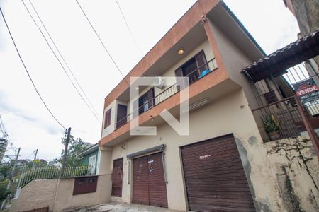 Casa à venda com 265m², 6 quartos e 3 vagas Casa à venda com 265m², 6 quartos e 3 vagasFachada