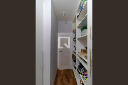 Casa à venda com 370m², 5 quartos e 2 vagas Casa à venda com 370m², 5 quartos e 2 vagasCloset da Suíte 02