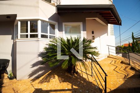 Casa à venda com 370m², 5 quartos e 2 vagas Casa à venda com 370m², 5 quartos e 2 vagasFachada