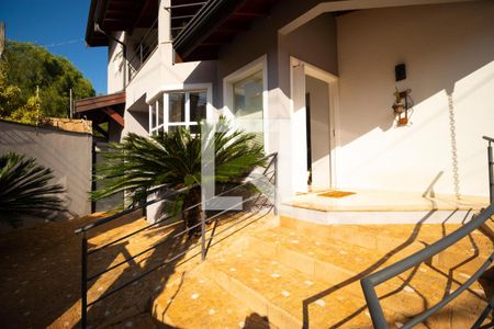 Casa à venda com 370m², 5 quartos e 2 vagas Casa à venda com 370m², 5 quartos e 2 vagasFachada
