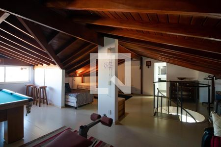 Casa à venda com 370m², 5 quartos e 2 vagas Casa à venda com 370m², 5 quartos e 2 vagasSuíte 04 (Sótão)