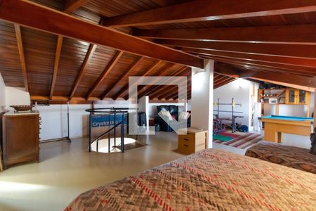Casa à venda com 370m², 5 quartos e 2 vagas Casa à venda com 370m², 5 quartos e 2 vagasSuíte 04 (Sótão)