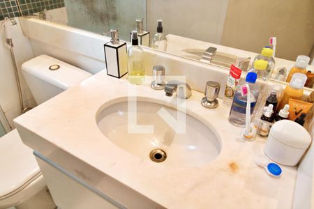 Apartamento à venda com 201m², 3 quartos e 3 vagas Apartamento à venda com 201m², 3 quartos e 3 vagasBanheiro da Suíte 2