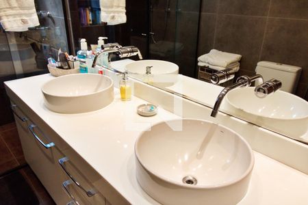 Apartamento à venda com 201m², 3 quartos e 3 vagas Apartamento à venda com 201m², 3 quartos e 3 vagasBanheiro da Suíte 1