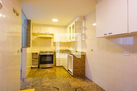 Apartamento à venda com 227m², 4 quartos e 2 vagas Apartamento à venda com 227m², 4 quartos e 2 vagasCozinha