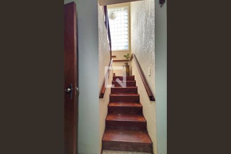 Casa à venda com 280m², 4 quartos e 2 vagas Casa à venda com 280m², 4 quartos e 2 vagasEscada