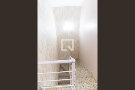 Casa à venda com 148m², 3 quartos e 2 vagas Casa à venda com 148m², 3 quartos e 2 vagasEscada