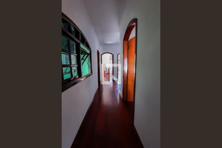 Casa à venda com 215m², 4 quartos e 3 vagas Casa à venda com 215m², 4 quartos e 3 vagasCorredor