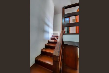 Casa à venda com 215m², 4 quartos e 3 vagas Casa à venda com 215m², 4 quartos e 3 vagasEscada