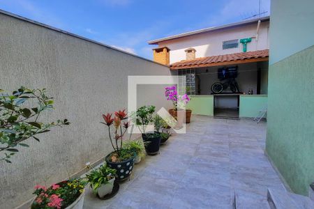 Casa à venda com 215m², 4 quartos e 3 vagas Casa à venda com 215m², 4 quartos e 3 vagasQuintal