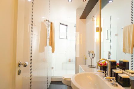 Apartamento à venda com 190m², 3 quartos e 4 vagas Apartamento à venda com 190m², 3 quartos e 4 vagasBanheiro da Suíte 2