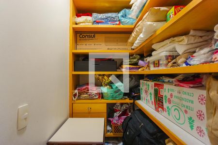 Apartamento à venda com 190m², 3 quartos e 4 vagas Apartamento à venda com 190m², 3 quartos e 4 vagasCloset