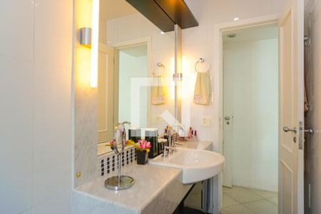 Apartamento à venda com 190m², 3 quartos e 4 vagas Apartamento à venda com 190m², 3 quartos e 4 vagasBanheiro da Suíte 2