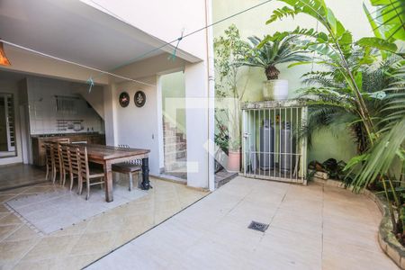 Casa à venda com 260m², 3 quartos e 2 vagas Casa à venda com 260m², 3 quartos e 2 vagasQuintal com Churrasqueira
