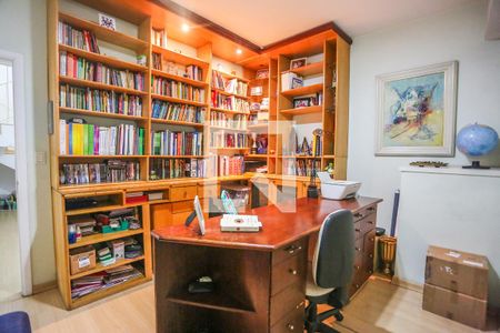 Casa à venda com 260m², 3 quartos e 2 vagas Casa à venda com 260m², 3 quartos e 2 vagasEscritorio