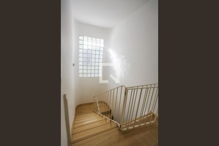 Casa à venda com 260m², 3 quartos e 2 vagas Casa à venda com 260m², 3 quartos e 2 vagasEscada