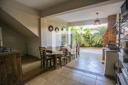 Casa à venda com 260m², 3 quartos e 2 vagas Casa à venda com 260m², 3 quartos e 2 vagasQuintal com Churrasqueira