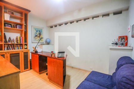Casa à venda com 260m², 3 quartos e 2 vagas Casa à venda com 260m², 3 quartos e 2 vagasEscritorio
