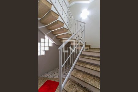 Casa à venda com 250m², 3 quartos e 5 vagas Casa à venda com 250m², 3 quartos e 5 vagasEscada Sala / Garagem