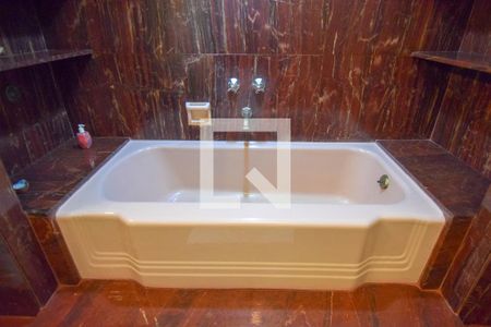 Apartamento à venda com 215m², 4 quartos e 1 vaga Apartamento à venda com 215m², 4 quartos e 1 vagabanheira