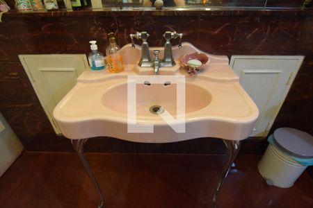 Apartamento à venda com 215m², 4 quartos e 1 vaga Apartamento à venda com 215m², 4 quartos e 1 vagaBanheiro 2