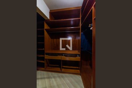 Apartamento à venda com 224m², 3 quartos e 2 vagas Apartamento à venda com 224m², 3 quartos e 2 vagasCloset da suíte