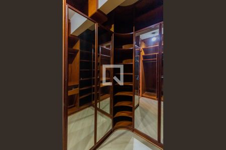 Apartamento à venda com 224m², 3 quartos e 2 vagas Apartamento à venda com 224m², 3 quartos e 2 vagasCloset da suíte