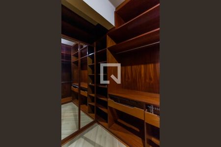 Apartamento à venda com 224m², 3 quartos e 2 vagas Apartamento à venda com 224m², 3 quartos e 2 vagasCloset da suíte