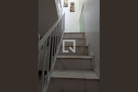 Casa à venda com 250m², 3 quartos e 6 vagas Casa à venda com 250m², 3 quartos e 6 vagasEscada