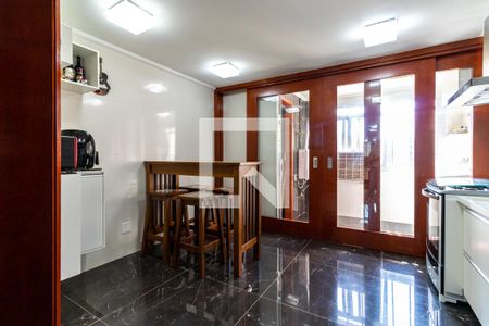 Apartamento à venda com 117m², 4 quartos e 2 vagas Apartamento à venda com 117m², 4 quartos e 2 vagasCozinha