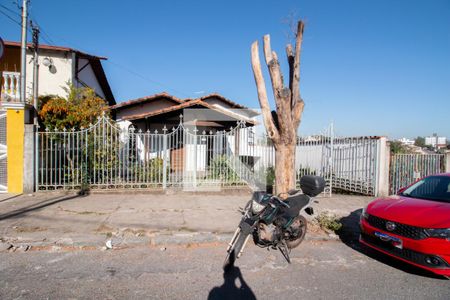 Casa à venda com 300m², 3 quartos e 3 vagas Casa à venda com 300m², 3 quartos e 3 vagasFachada