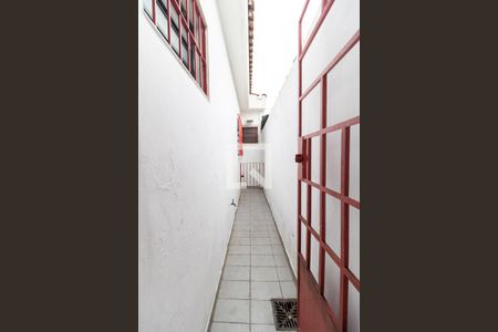 Casa à venda com 189m², 3 quartos e 4 vagas Casa à venda com 189m², 3 quartos e 4 vagasCorredor lateral