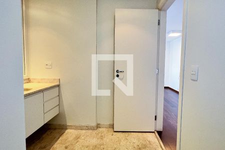 Apartamento à venda com 405m², 5 quartos e 4 vagasBanheiro da Suíte 2