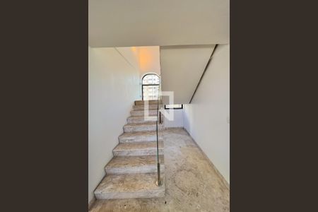 Apartamento à venda com 405m², 5 quartos e 4 vagasEscada