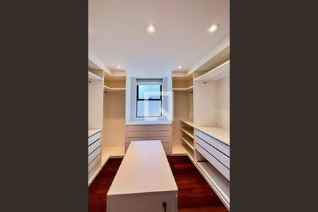 Apartamento à venda com 405m², 5 quartos e 4 vagasCloset