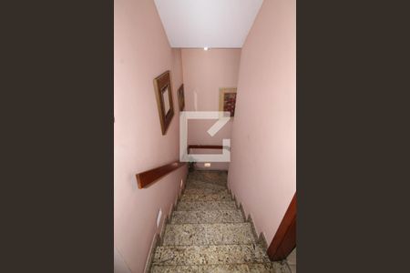 Casa à venda com 277m², 3 quartos e 2 vagasEscada