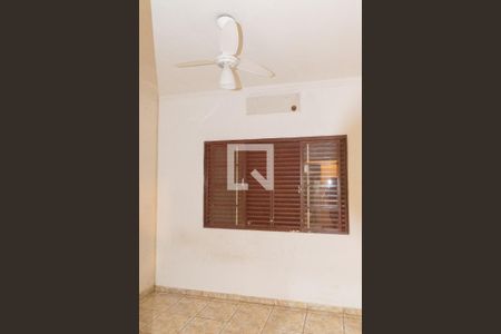 Casa à venda com 193m², 6 quartos e 2 vagas Casa à venda com 193m², 6 quartos e 2 vagasQuarto